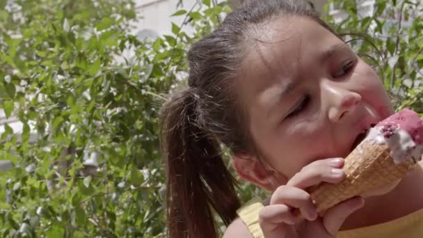 Маленькая Девочка Смотрит Камеру Время Съемок Мороженого — стоковое видео