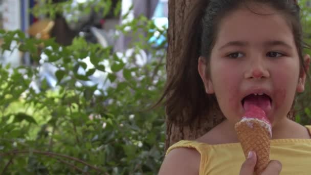 Маленька Дівчинка Дивиться Камеру Під Час Їжі Морозива Кадри — стокове відео