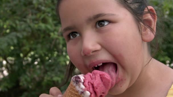 Mała Dziewczynka Uśmiecha Się Patrząc Aparat Podczas Jedzenia Lodów Wideo — Wideo stockowe