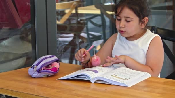 Menina Trabalho Escola Lição Casa Livre Durante Temporada Verão — Vídeo de Stock