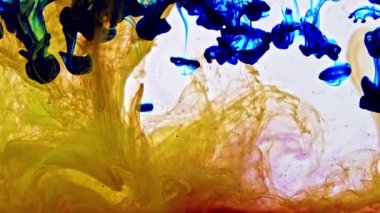 Su Görüntülerinde Renkli Boya Damlaları.