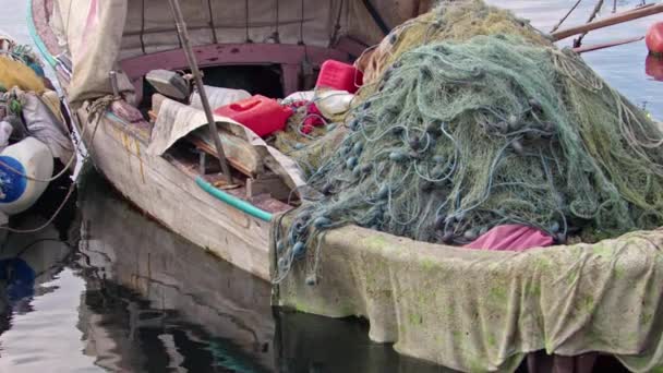 Vecchia Barca Pesca Piedi Nel Porto — Video Stock