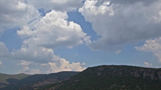 Σύννεφα Βροχής Που Κινούνται Πάνω Από Βουνά — Αρχείο Βίντεο