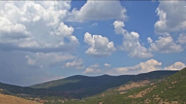 Nubes Lluvia Moviéndose Sobre Las Montañas — Vídeos de Stock