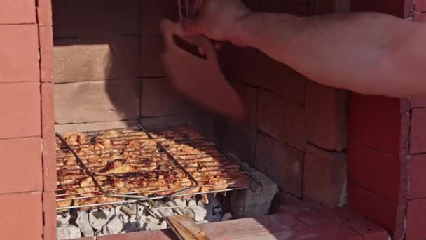 Τηγανητό Κρέας Κοτόπουλου Μαγείρεμα Στο Μπάρμπεκιου Πλάνα — Αρχείο Βίντεο