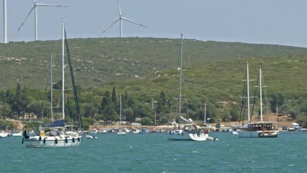 Barcos Recreativos Mar Turbina Eólica Elétrica Nas Montanhas Filmagem — Vídeo de Stock