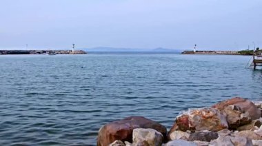 Deniz fenerleri ve Sahil kenarındaki uçurumlar.