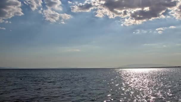 Zomerwolken Blauwe Lucht Fonkelende Oceaangolven — Stockvideo