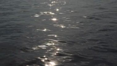 Okyanus Dalgaları Parıldayan Kıvılcımlar.