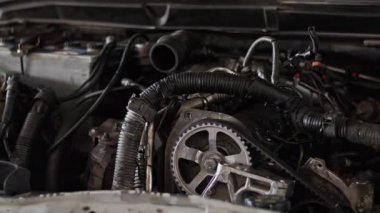 Arızalı Araç Motoru ve Tamirhanedeki Parçalar.