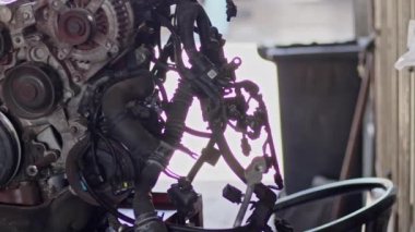 Arızalı Araç Motoru ve Tamirhanedeki Parçalar.