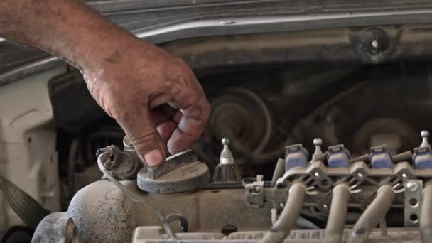 Car Master Closes Engine Oil Filler Cap Repair Shop — стоковое видео