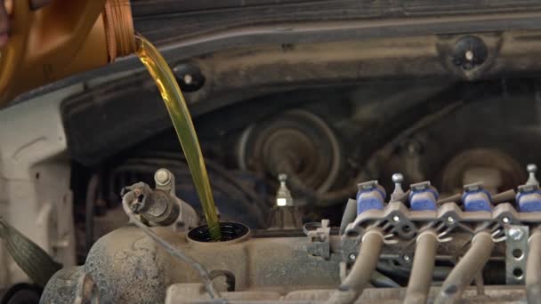 Close Car Mechanic Pouring Oil Fill Car Engine — Stockvideo