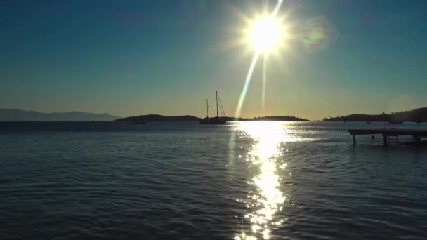 Люди Які Плавають Пляжі Синьому Сонячному Морі — стокове відео
