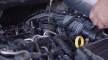 Bir Şişe Görüntüsünden Motor Yağı Dök.
