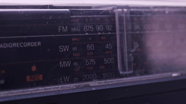 Old Vintage Radio Receiver Manual Frequency Tuning Footage — Videoclip de stoc