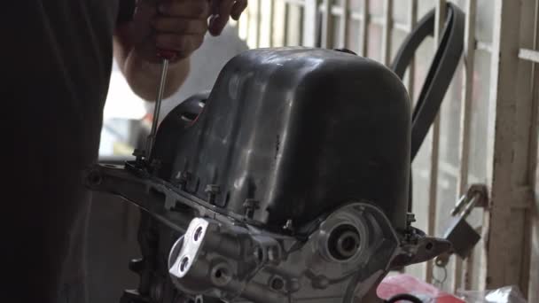 Car Master Assembles Refurbished Car Engine Parts Screwdriver Workshop Footage — 图库视频影像