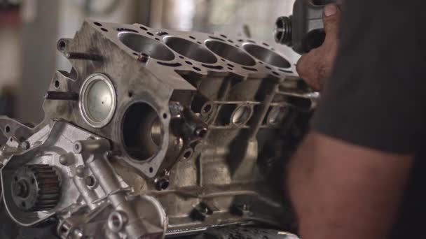 Car Master Pours Oil Plastic Bottle Lubrication Cylinders Refurbished Car — Stockvideo