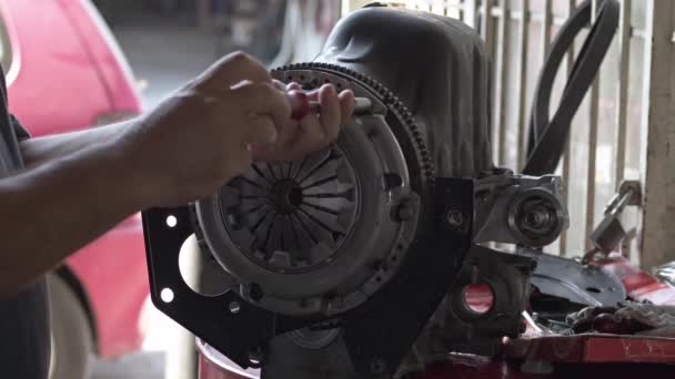 Car Master Assembles Clutch Release Parts Refurbished Car Engine Socket — Vídeos de Stock