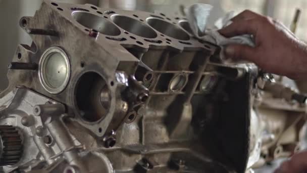 Car Mechanic Cleaning Engine Cylinder Block Cloth Repair Footage — Vídeo de stock
