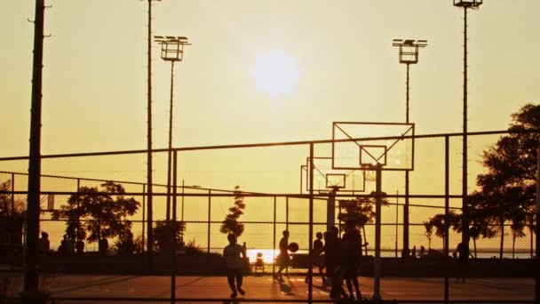 People Playing Basketball Wire Mesh Outdoor Court — Vídeo de stock