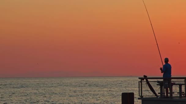 Fisherman Fishing Fishing Rod Pier Red Sunset Footage — Αρχείο Βίντεο