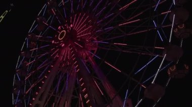 Güzelim dönme dolap Eğlence Parkı 'nda Gece Dönüyor.