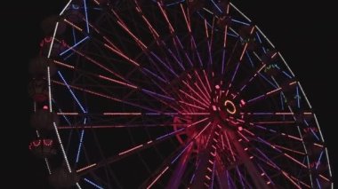 Güzelim dönme dolap Eğlence Parkı 'nda Gece Dönüyor.