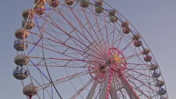 Beautiful Ferris Wheel Swing Amusement Park Footage — Stock Video