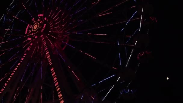 Hermosa Noria Rueda Oscilación Noche Parque Atracciones Filmación — Vídeos de Stock