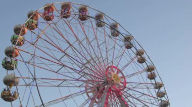 Güzel dönme dolap Lunaparkta Sallanıyor.