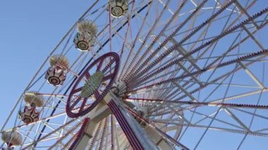 Güzel dönme dolap Lunaparkta Sallanıyor.