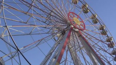 Güzel dönme dolap Lunaparkta Sallanıyor.
