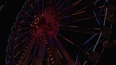 Güzelim dönme dolap Eğlence Parkı 'nda Gece Dönüyor.