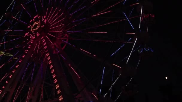 Hermosa Noria Rueda Oscilación Noche Parque Atracciones Filmación — Vídeos de Stock