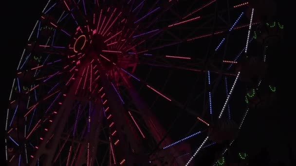 Hermosa Noria Rueda Oscilación Noche Parque Atracciones Filmación — Vídeos de Stock