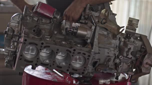 Naprawiający Uszkodzony Zdemontowany Silnik Samochodowy Ławce — Wideo stockowe
