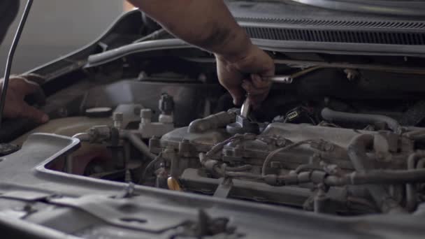 Reparador Mecánico Automóviles Manos Pepairing Motor Coche — Vídeos de Stock