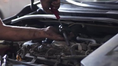 Otomobil Tamircisi Eller Bir Araba Motoru Görüntüsünü Biberliyor.