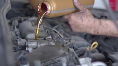 Arabaya yeni bir sentetik yağ dökülürken kamera yakınlaşıyor.