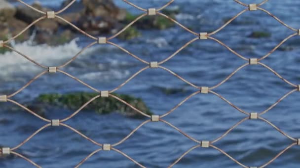 Zbliżenie Zdjęcia Kamery Przenoszenie Fal Morskich Upadające Skały Metalowymi Płotami — Wideo stockowe