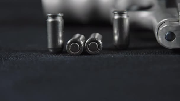 Handgun Com Balas Mesa — Vídeo de Stock