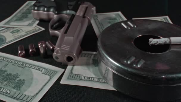 Димчаста Сигарета Доларові Банкноти Пістолети Кулями Столі — стокове відео