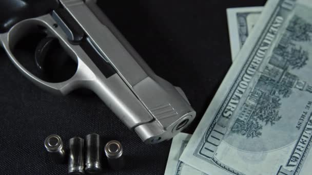 Банкноти Доларів Пістолети Кулями Столі — стокове відео