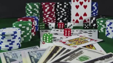Kameranın Kaydırma Çekimi Poker Masasında Sağda.