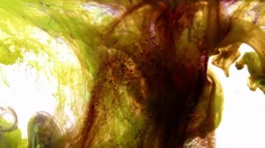 Soyut Dans ve Renkli Mürekkebin Yayılması Su Arkaplanındaki Boyaları Şişiriyor.