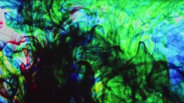 Soyut Dans ve Renkli Mürekkebin Yayılması Su Arkaplanındaki Boyaları Şişiriyor.