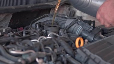 Atölyedeki Araba Yağı Değişikliği ve Araba Tamir Aletleri.