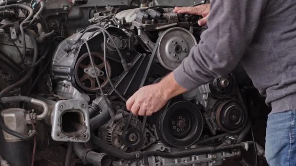 Auto Mecânico Substitui Filmagem Dos Fios Vela Ignição Motor Carro — Vídeo de Stock