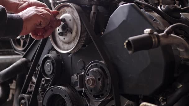 Reparaciones Mecánicas Del Coche Polea Manivela Del Motor Del Coche — Vídeo de stock